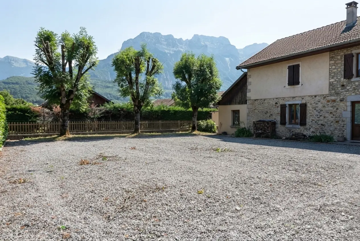 Cour nettoyée après ramassage de déchets verts à Saint-Alban-Leysse